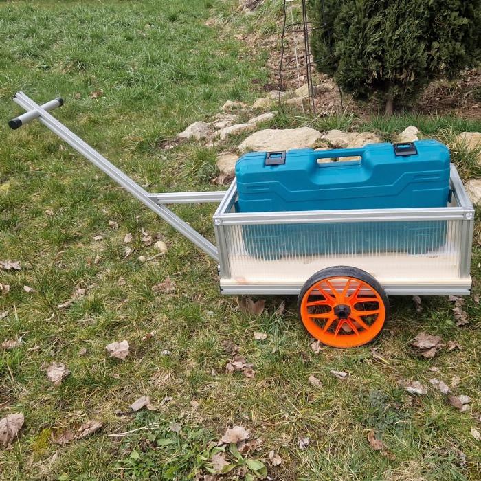 Pull wagon with fixed axis. You can chose between 2 different models. 